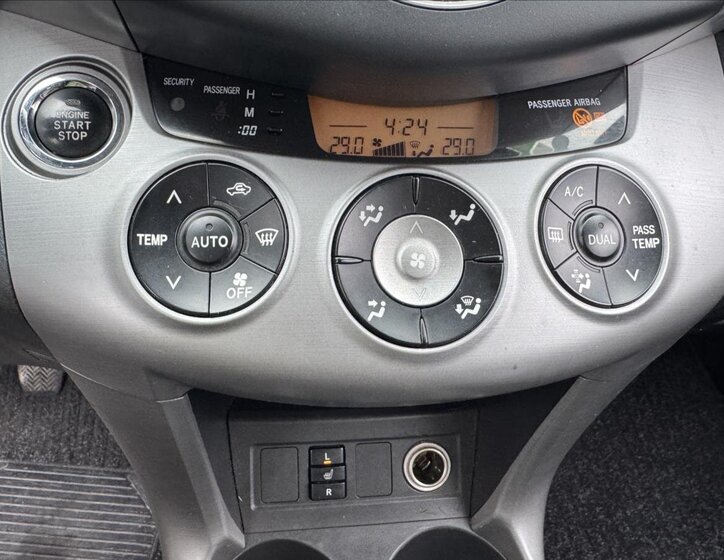 Toyota RAV4 SUV / Terénní 2,2 l 100 kw