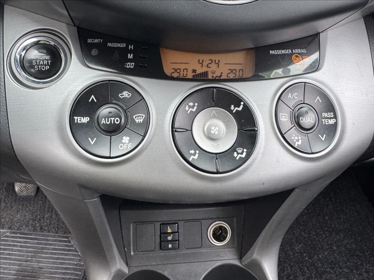 Toyota RAV4 SUV / Terénní 2,2 l 100 kw