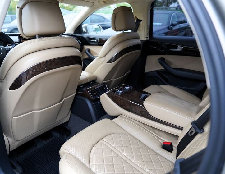 Audi A8 32