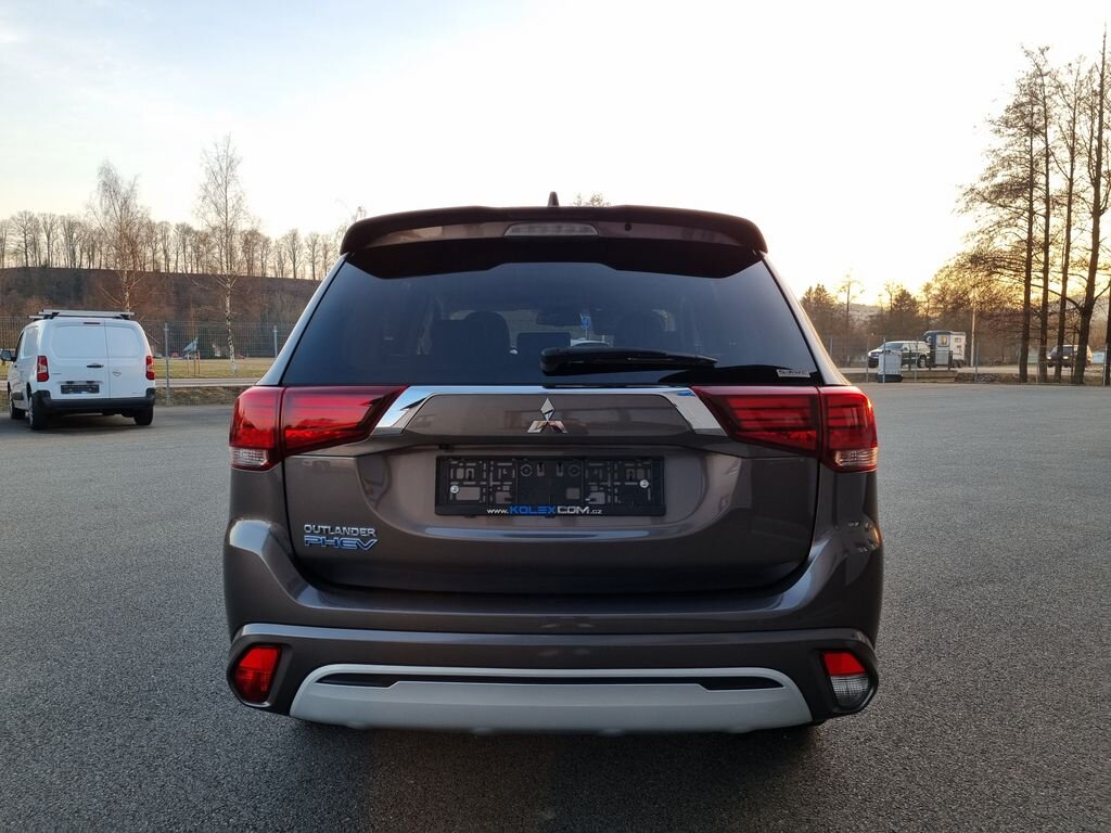 Mitsubishi Outlander SUV 2,4 l 165 kw