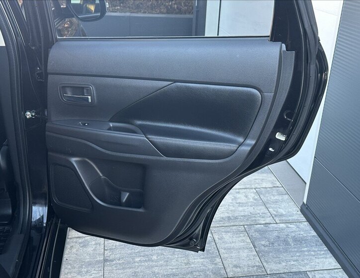 Mitsubishi Outlander SUV / Terénní 2,3 l 110 kw