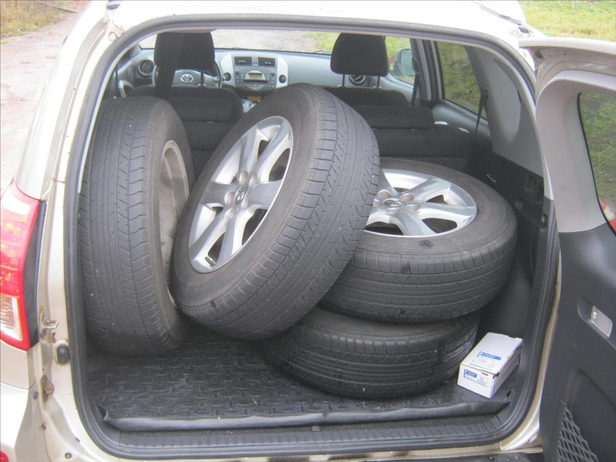 Toyota RAV4 Kombi 2,0 l 112 kw