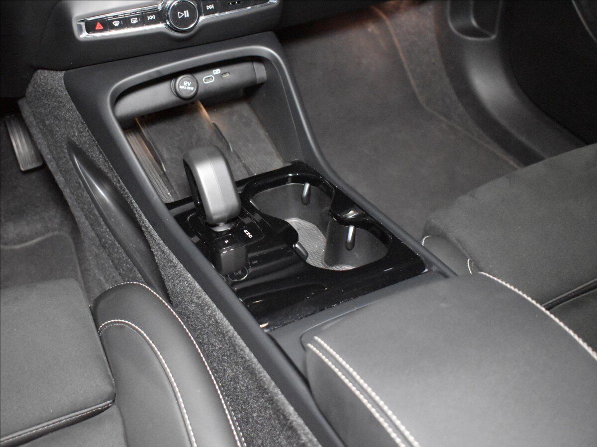 Volvo EX40 SUV / Terénní 0,0 325 kw