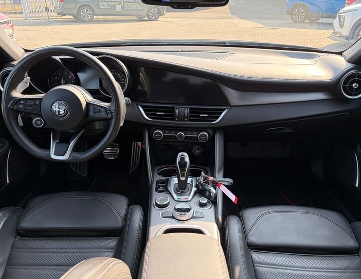 Alfa Romeo Giulia Sedan / Limuzína 2,0 l 206 kw