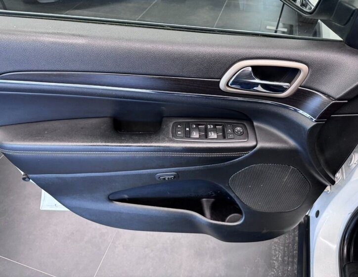 Jeep Grand Cherokee 12