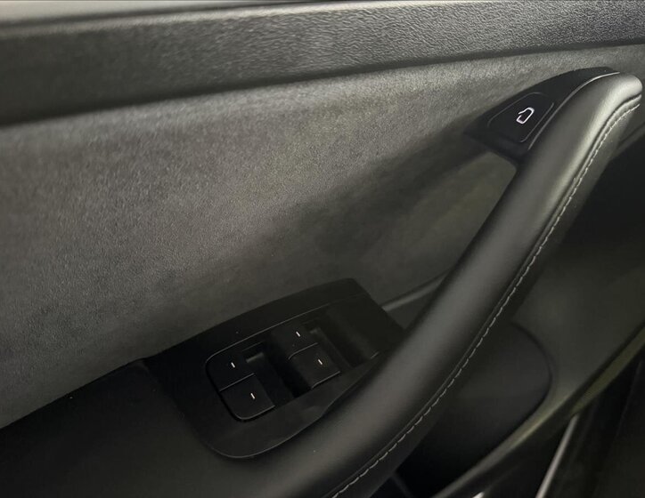Tesla Model 3 Sedan / Limuzína 0,0 377 kw