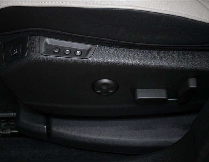 DS Automobiles DS7 Crossback SUV 1,6 l 221 kw