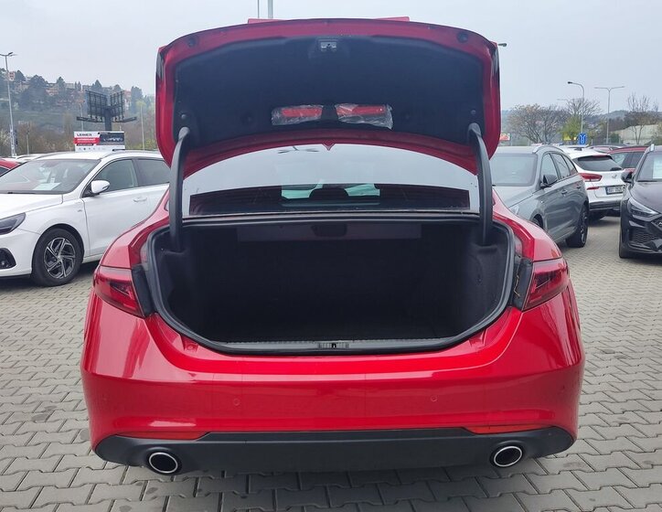 Alfa Romeo Giulia Sedan / Limuzína 2,1 l 110 kw