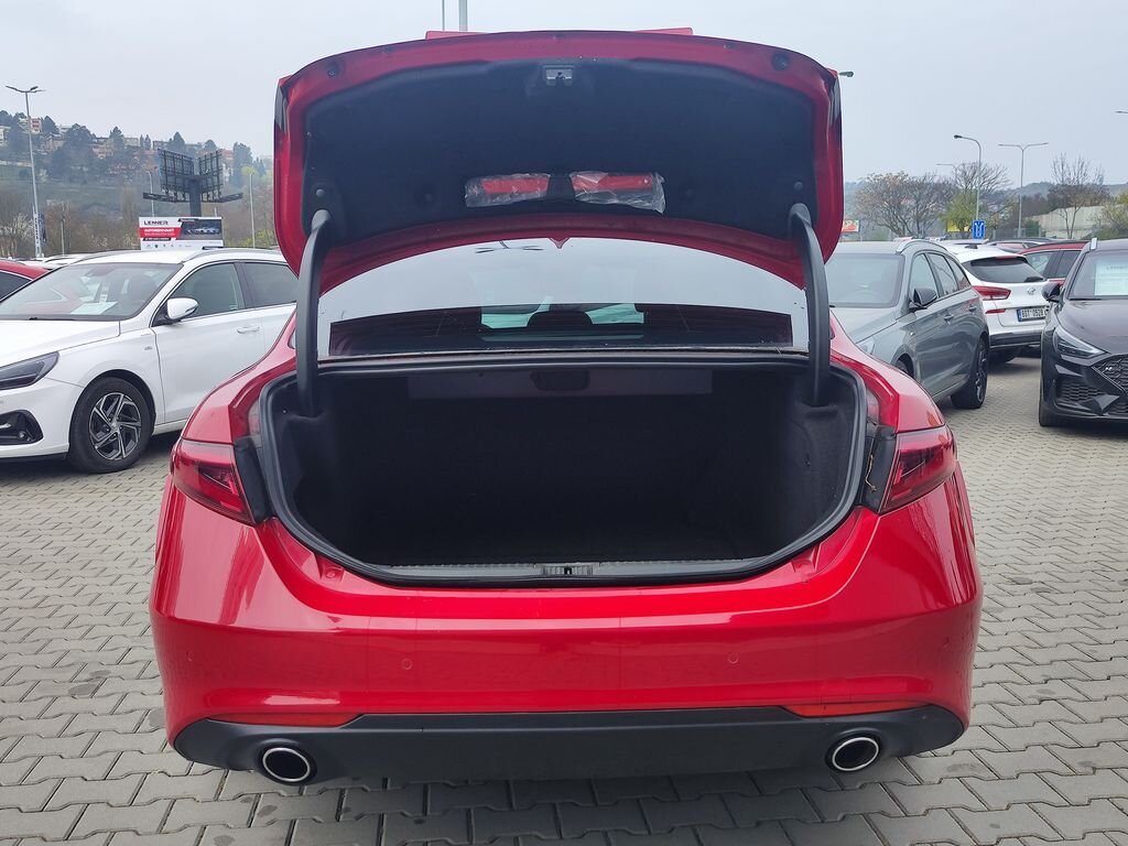 Alfa Romeo Giulia Sedan / Limuzína 2,1 l 110 kw