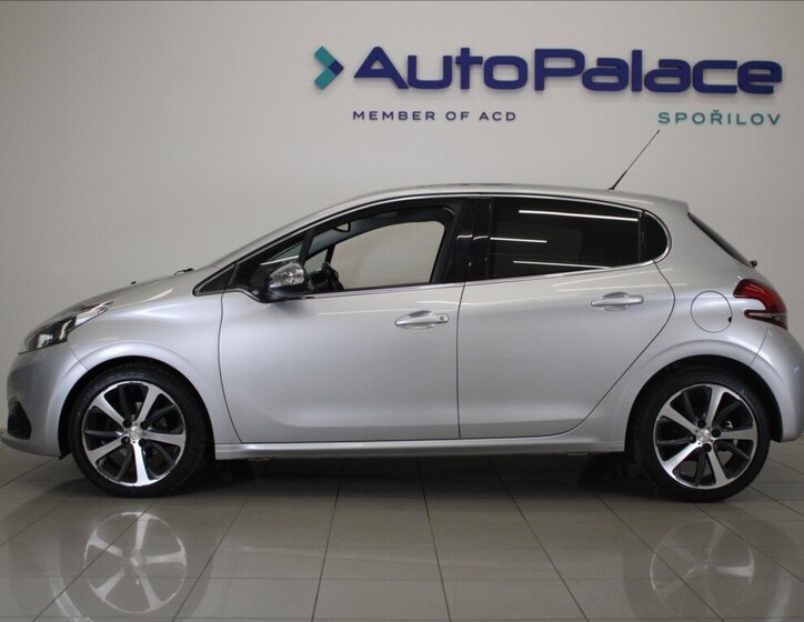 Peugeot 208 Hatchback 1,2 l 81 kw