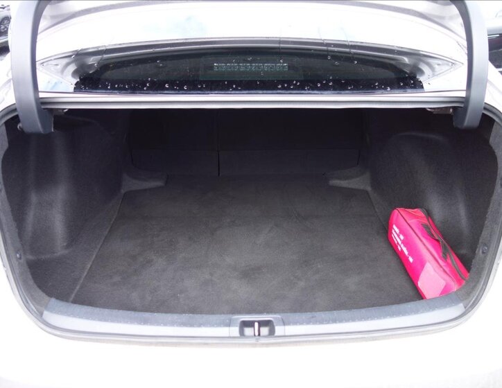 Toyota Corolla Sedan / Limuzína 1,6 l 97 kw