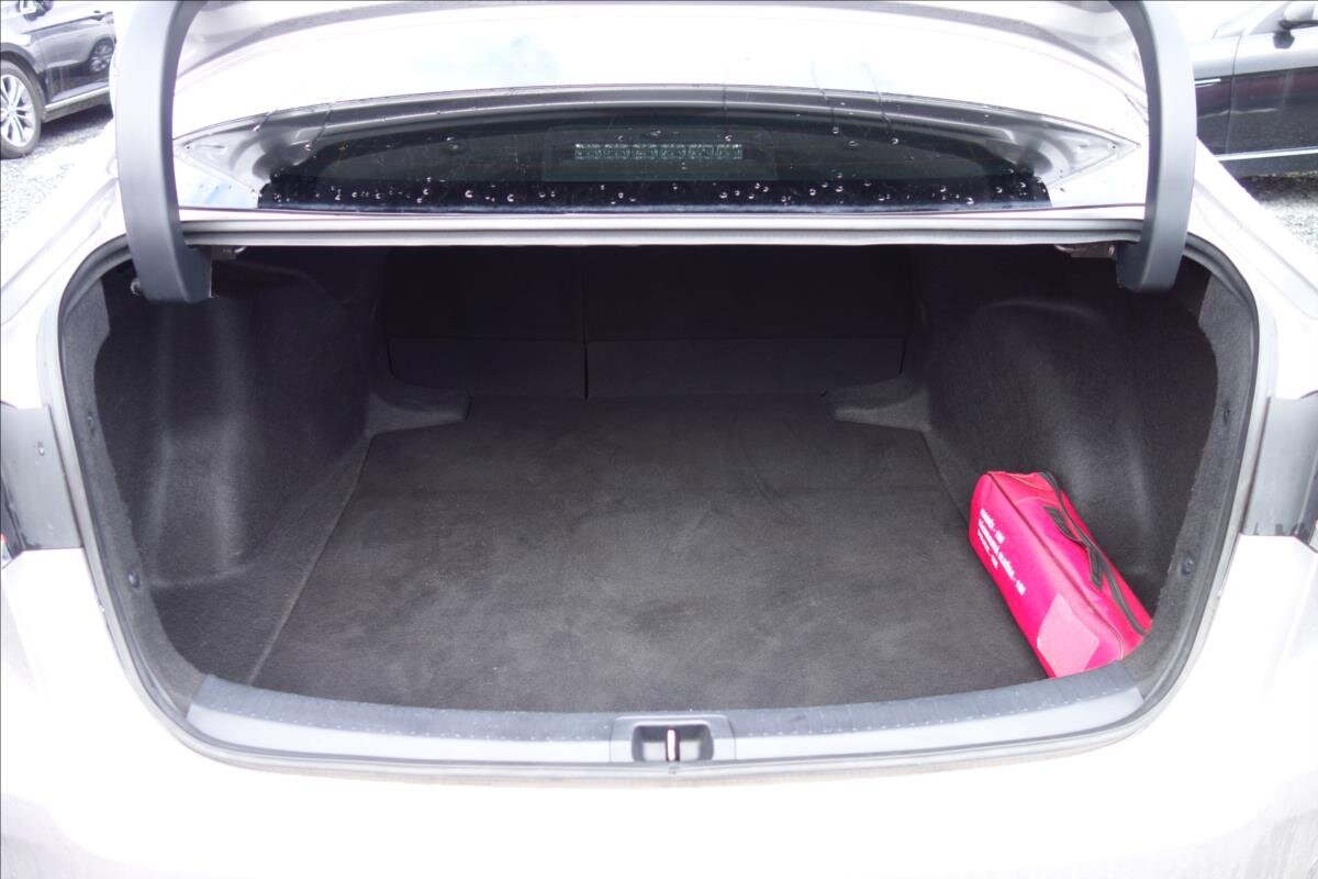 Toyota Corolla Sedan / Limuzína 1,6 l 97 kw