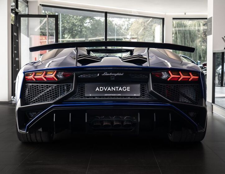 Lamborghini Aventador 3