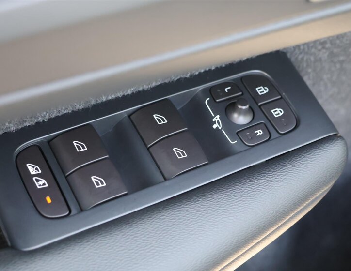 Volvo XC40 SUV / Terénní 2,0 l 140 kw