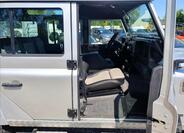 Land Rover Defender 12