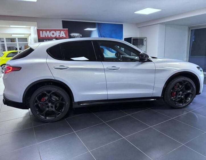 Alfa Romeo Stelvio 4