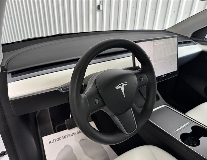 Tesla Model Y 16