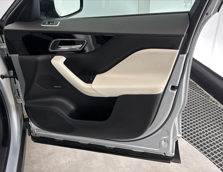 Jaguar F-Pace SUV / Terénní 2,0 l 132 kw