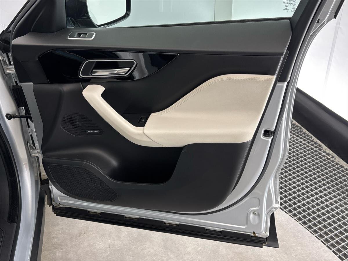 Jaguar F-Pace SUV / Terénní 2,0 l 132 kw