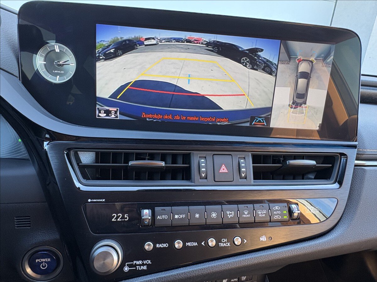 Lexus ES 300h Sedan / Limuzína 2,5 l 131 kw