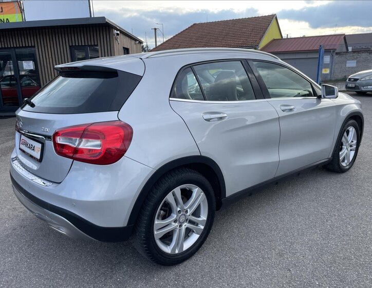 Mercedes-Benz GLA 5