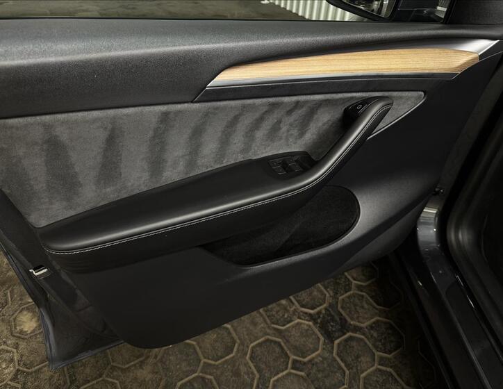 Tesla Model Y 13