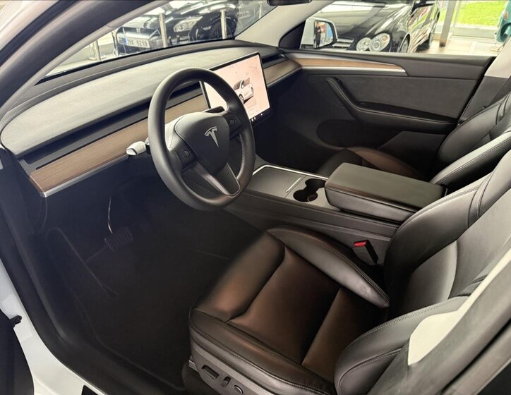 Tesla Model Y 7
