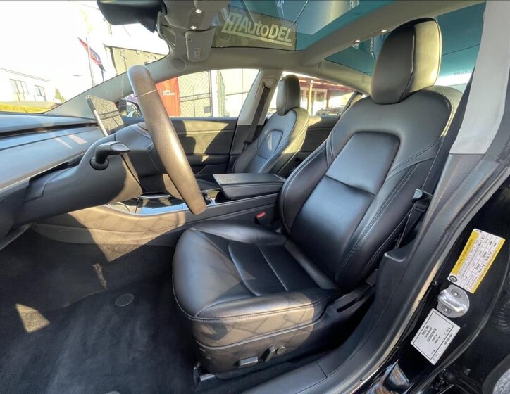 Tesla Model 3 Sedan 0,0 239 kw