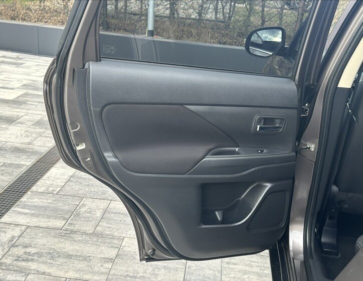 Mitsubishi Outlander SUV / Terénní 2,3 l 110 kw