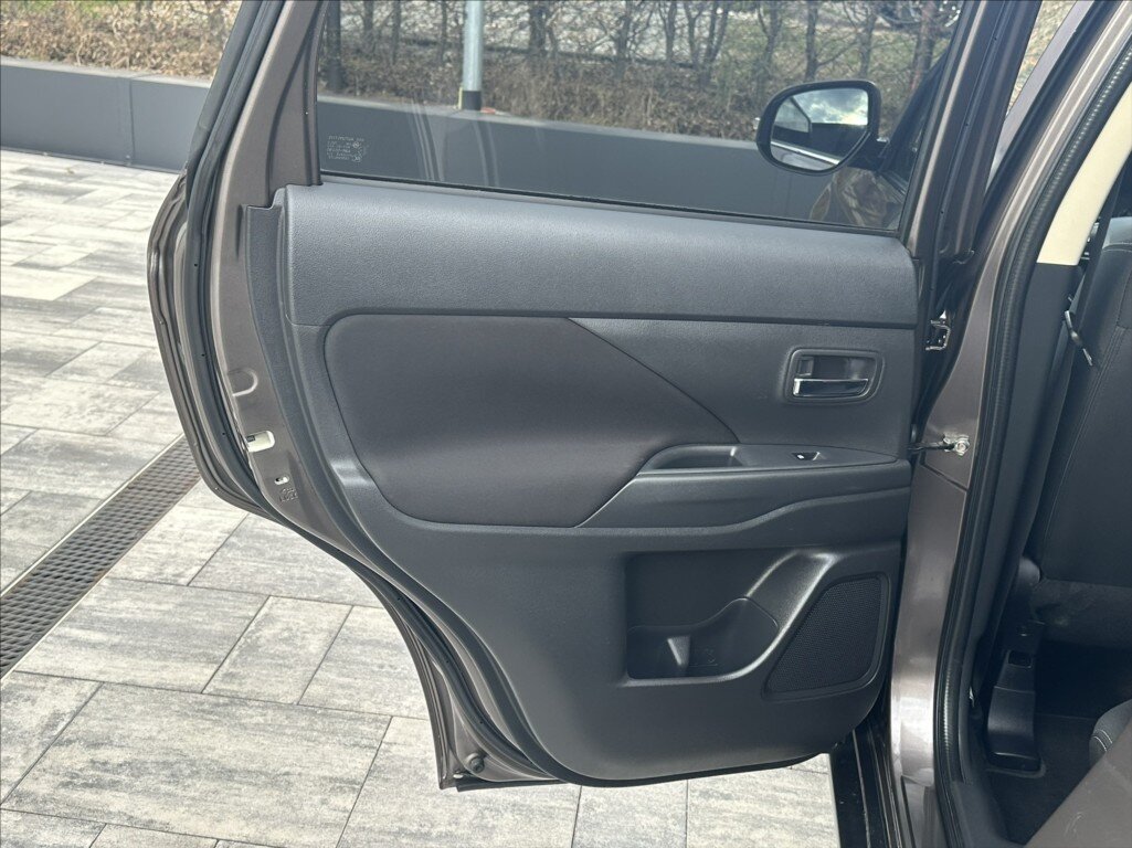 Mitsubishi Outlander SUV / Terénní 2,3 l 110 kw