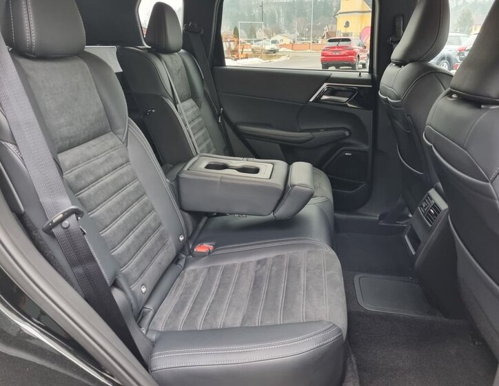 Mitsubishi Outlander SUV 2,4 l 225 kw