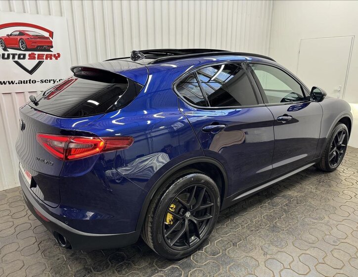 Alfa Romeo Stelvio 8