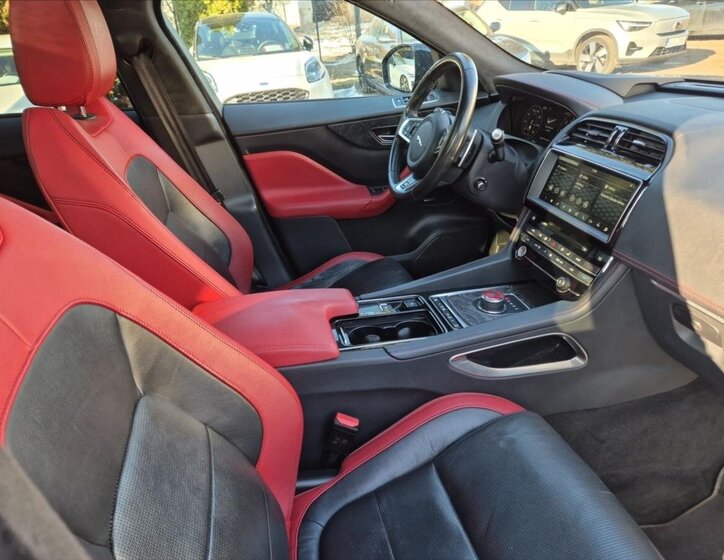 Jaguar F-Pace SUV / Terénní 3,0 l 221 kw