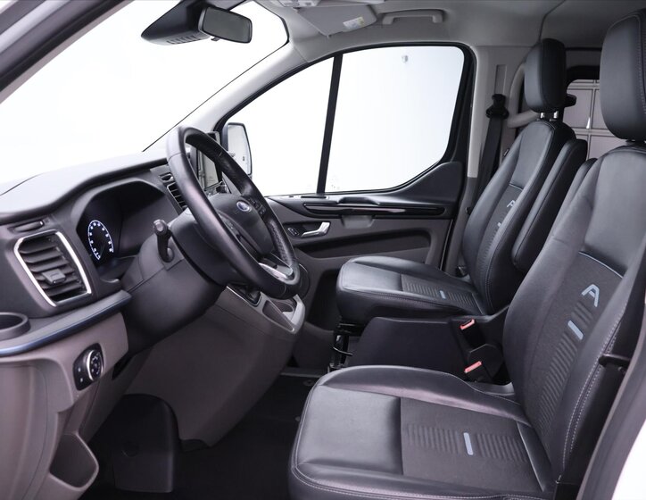 Ford Tourneo Custom 11