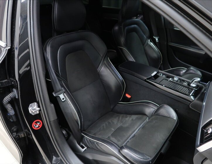 Volvo S90 Sedan / Limuzína 2,0 l 235 kw