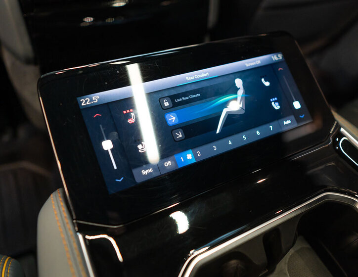 Jeep Grand Wagoneer 37