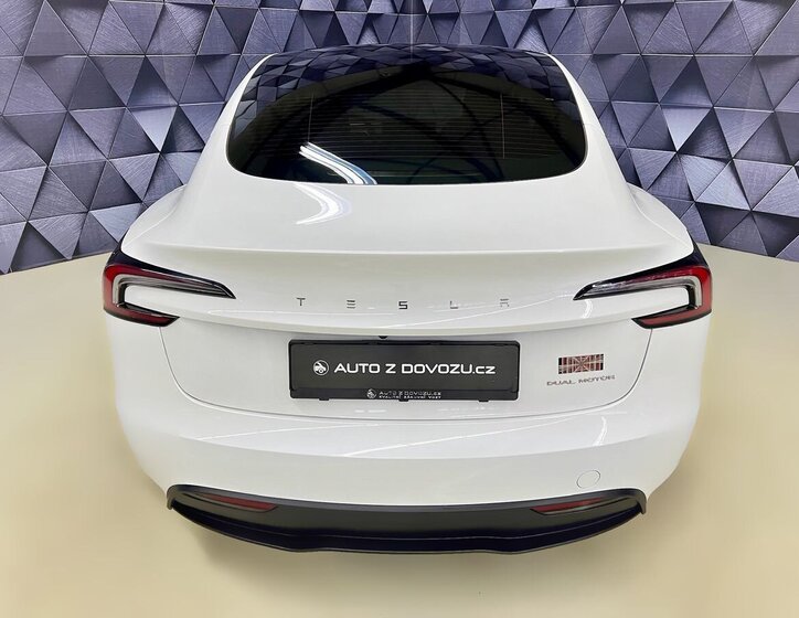 Tesla Model 3 Sedan 0,0 324 kw