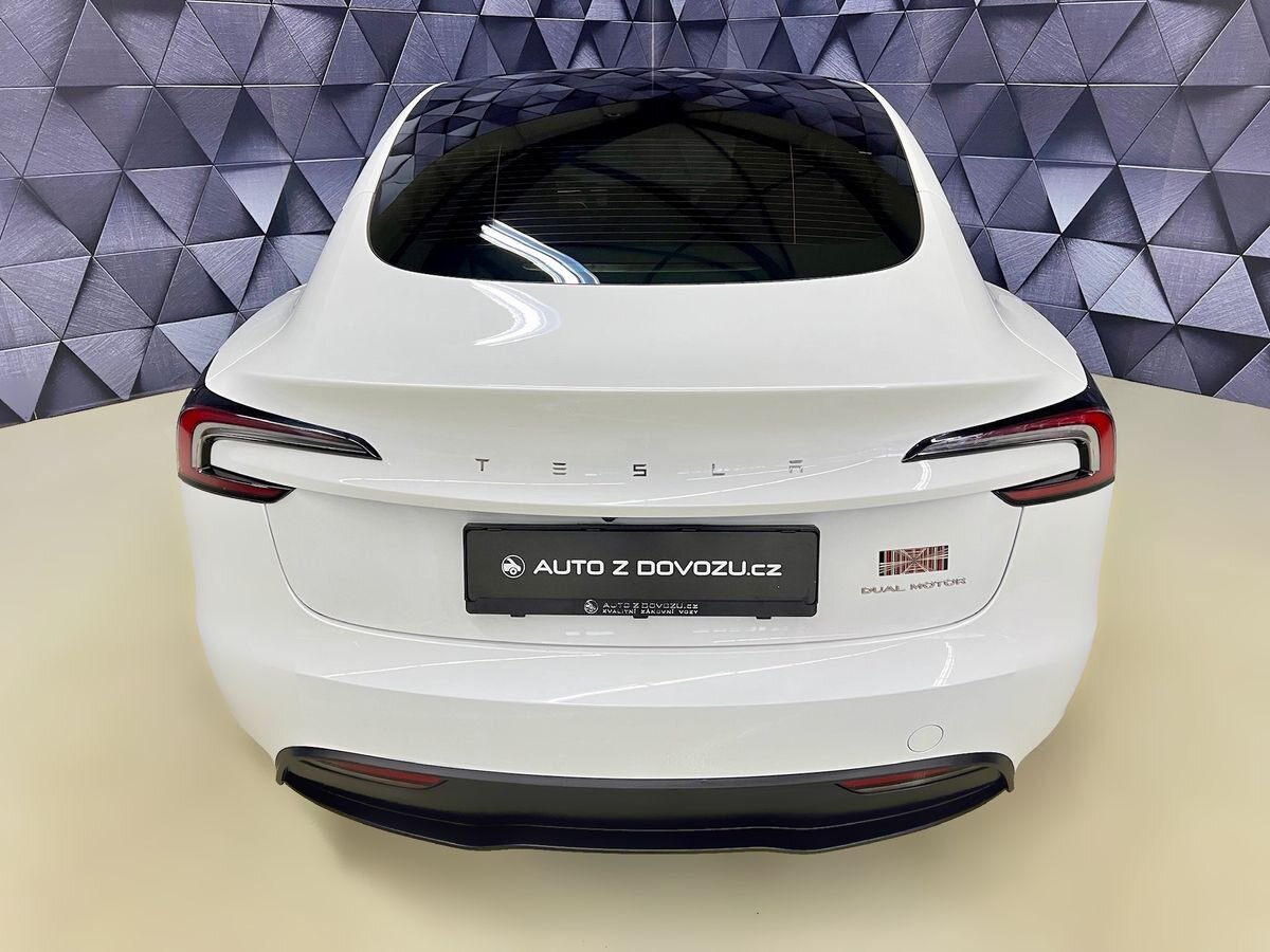 Tesla Model 3 Sedan 0,0 324 kw