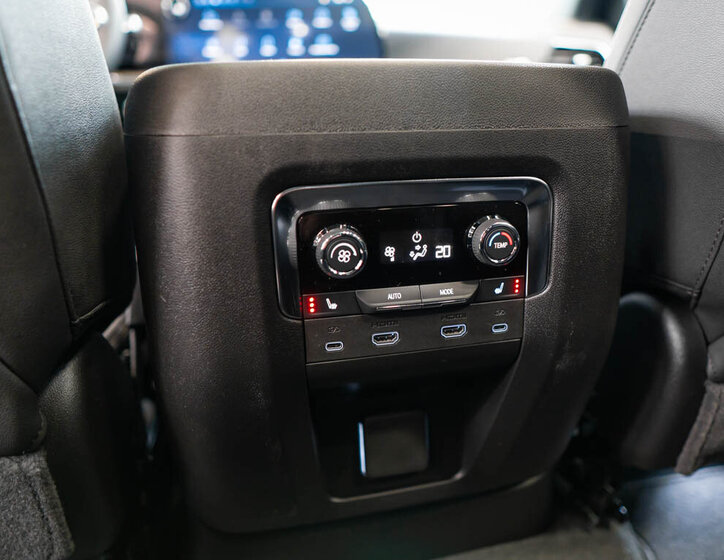 Chevrolet Suburban SUV 6,2 l 313 kw