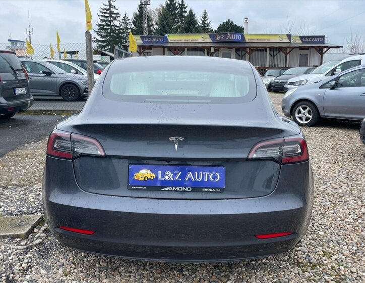 Tesla Model 3 Sedan / Limuzína 0,0 239 kw