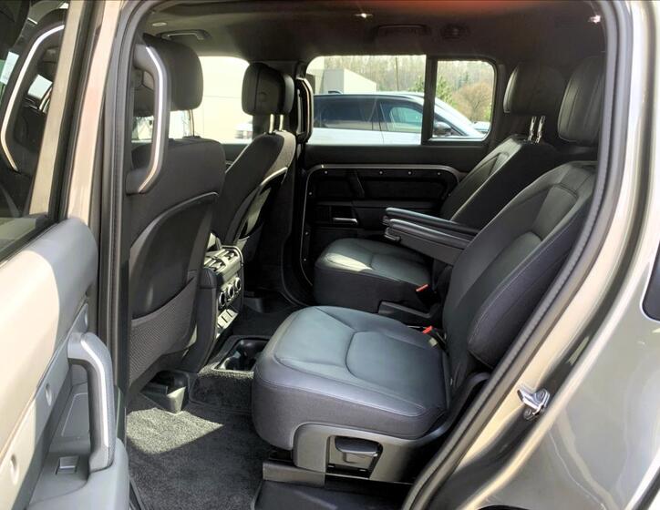 Land Rover Defender 14