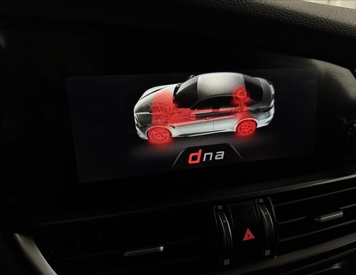 Alfa Romeo Giulia Sedan / Limuzína 2,0 l 206 kw