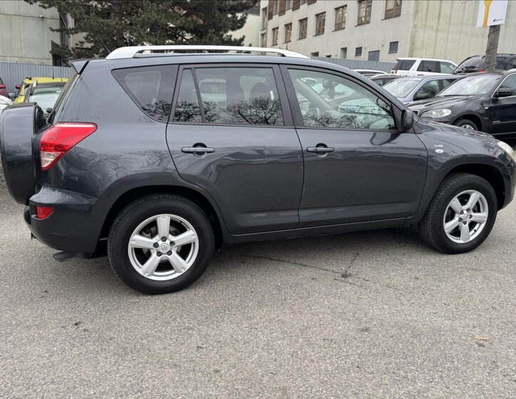 Toyota RAV4 SUV / Terénní 2,2 l 100 kw