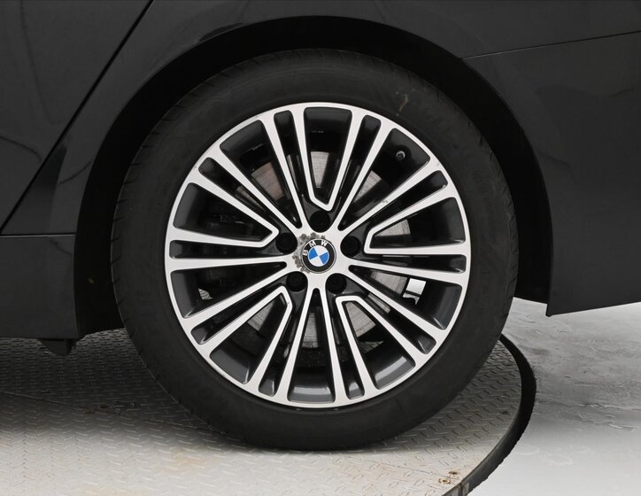 BMW Řada 5 Kombi 3,0 l 195 kw