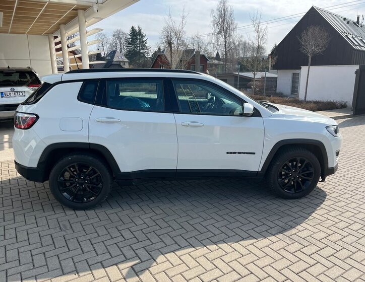 Jeep Compass SUV / Terénní 1,3 l 96 kw