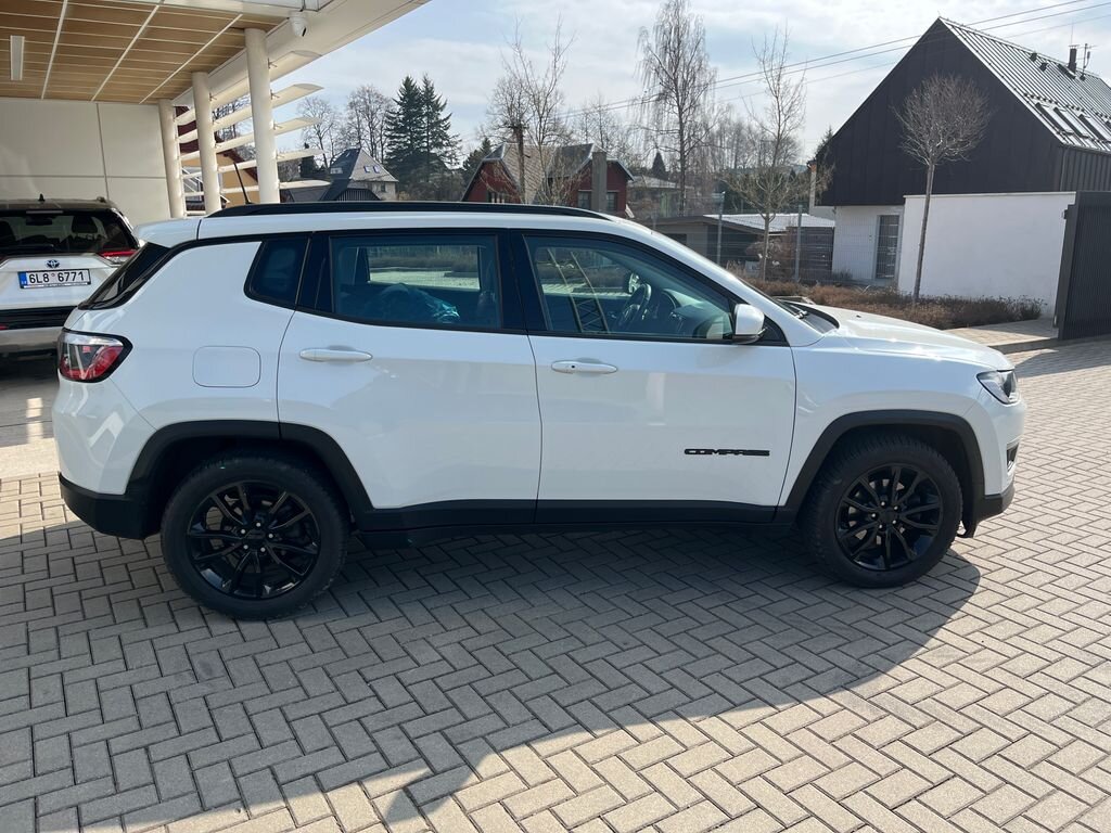 Jeep Compass SUV / Terénní 1,3 l 96 kw