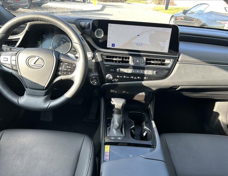 Lexus ES 300h Sedan / Limuzína 2,5 l 160 kw