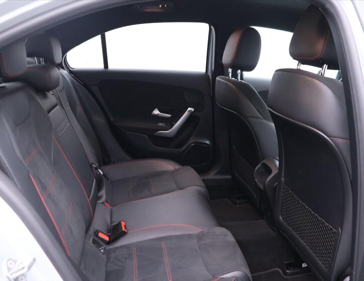 Mercedes-Benz Třídy A Sedan / Limuzína 1,3 l 118 kw