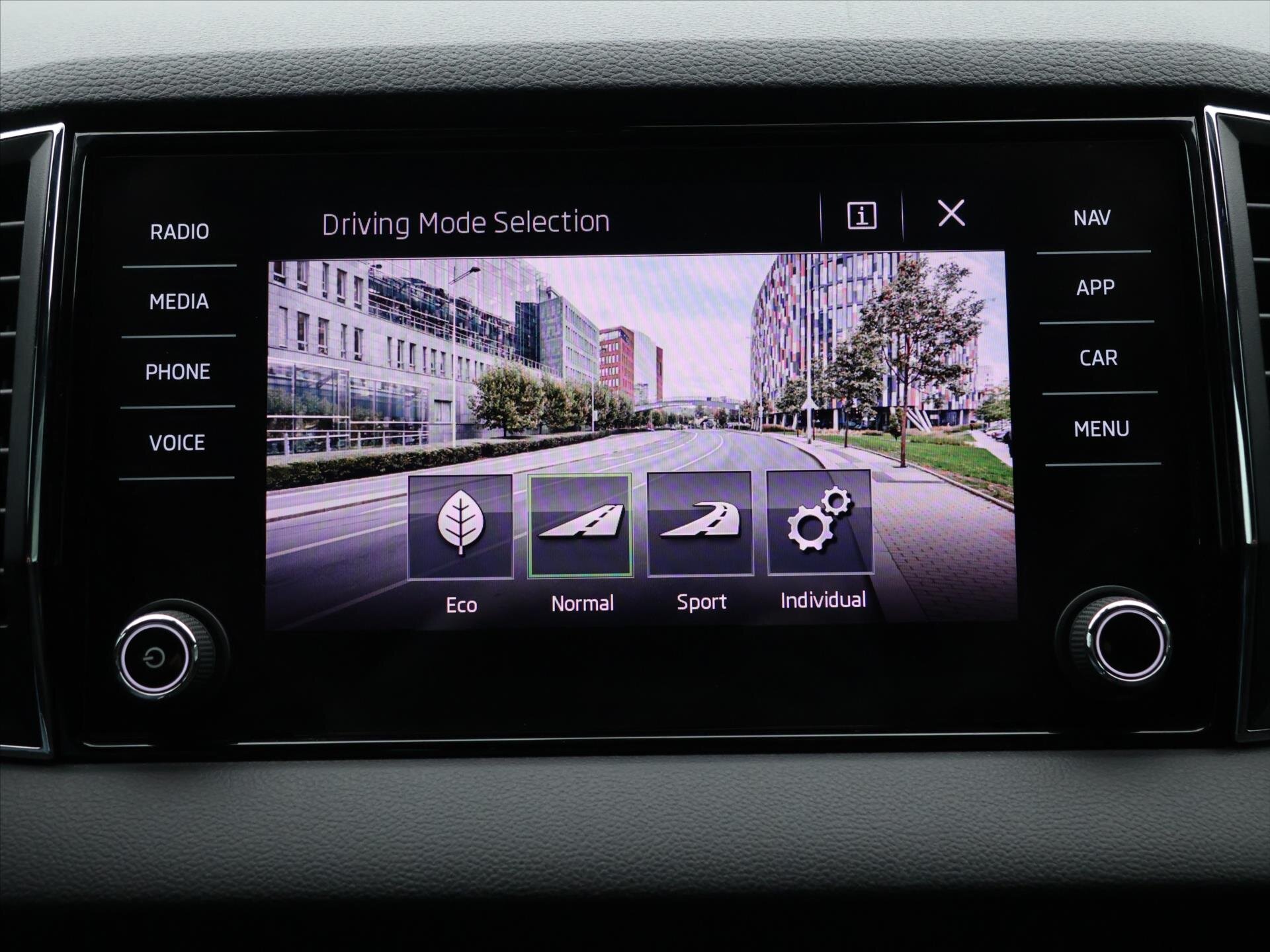 Škoda Karoq SUV / Terénní 1,5 l 110 kw