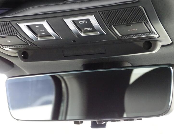 Land Rover Defender 25